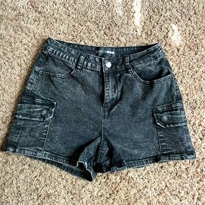 Fashion Nova cargo shorts🖤size:3